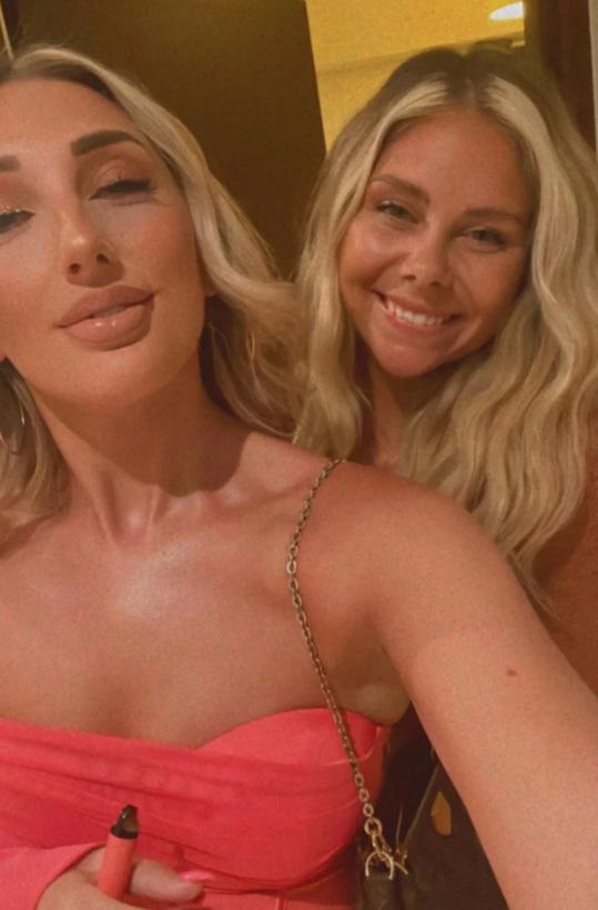 Escándalo: Filtran fotos de jugador inglés con dos mujeres en la cama días antes de su boda y revela lo qué pasó