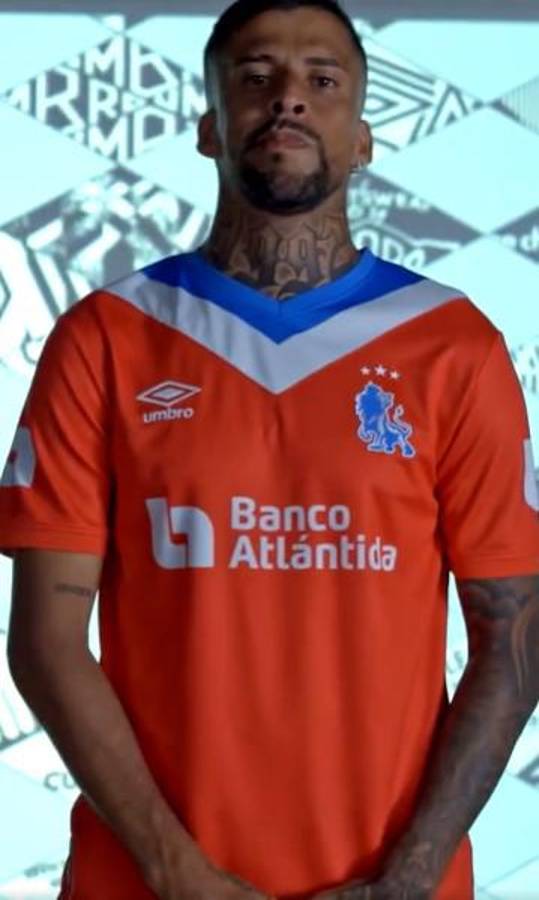 El precio y qué significan los números: las otras imágenes de la nueva camisa del Olimpia; así es la versión manga larga