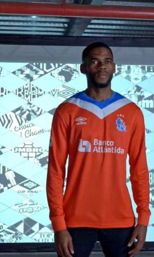 El precio y qué significan los números: las otras imágenes de la nueva camisa del Olimpia; así es la versión manga larga