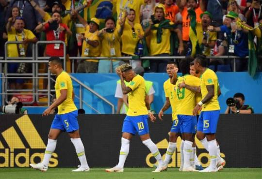 Brazil's forward Philippe Coutinho (2nd R) celebrates his goal with forward Willian (#19) during the Russia 2018 World Cup Group E football match between Brazil and Switzerland at the Rostov Arena in Rostov-On-Don on June 17, 2018. / AFP PHOTO / Pascal GUYOT / RESTRICTED TO EDITORIAL USE - NO MOBILE PUSH ALERTS/DOWNLOADS