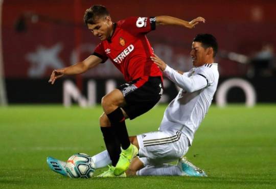 Real Madrid's Colombian midfielder James Rodriguez (R) vies with Mallorca's Spanish midfielder Aleix Febas during the Spanish league football match RCD Mallorca against Real Madrid CF at the Iberostar estadi stadium in Palma de Mallorca on October 19, 2019. (Photo by JAIME REINA / AFP)