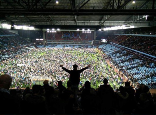 Locura e invasión de los aficionados del Aston Villa tras clasificar a una final 10 años después