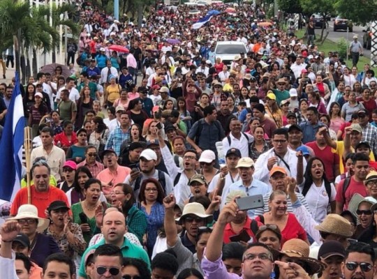 Honduras: Bombas lacrimógenas, piedras y llantas quemadas en las protestas&nbsp;&nbsp;