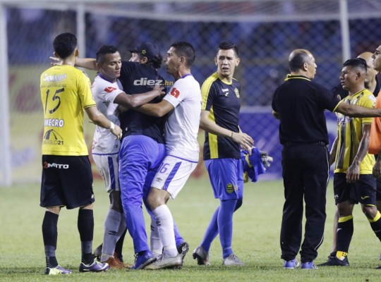 Fotos: Pedro Troglio pierde los estribos tras ser expulsado por el árbitro Saíd Martínez