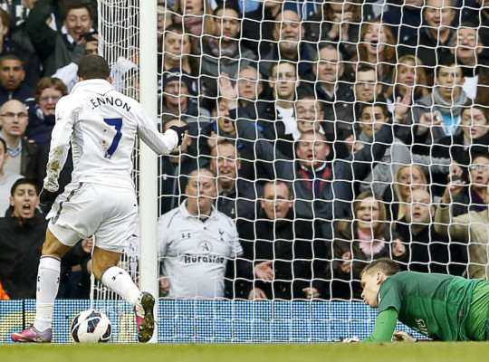 Tottenham se impone en el derby londinense.