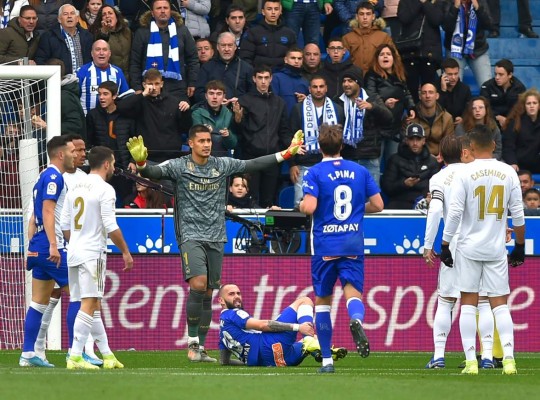 FOTOS: El 'telefonazo' al liderato y el beso de Sergio Ramos a Kroos en el Alavés-Real Madrid