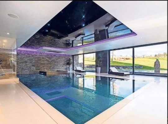 La vida de rico de Cristiano Ronaldo en Mánchester: Su mansión y la petición de la Reina Isabel