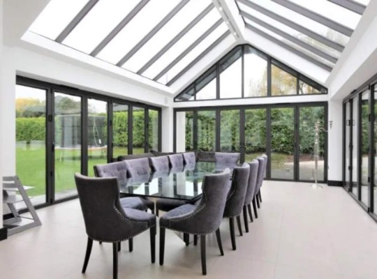 Hasta con campo de fútbol: La lujosa mansión que no puede vender Andy Carroll, futbolista inglés