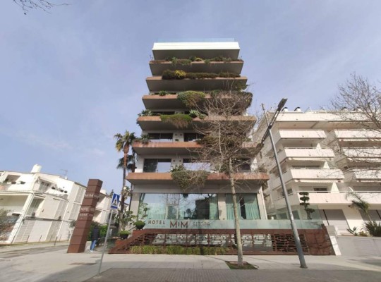 Por dentro y por fuera: así es el hotel de Messi que será demolido ¡le costó 30 millones de euros!