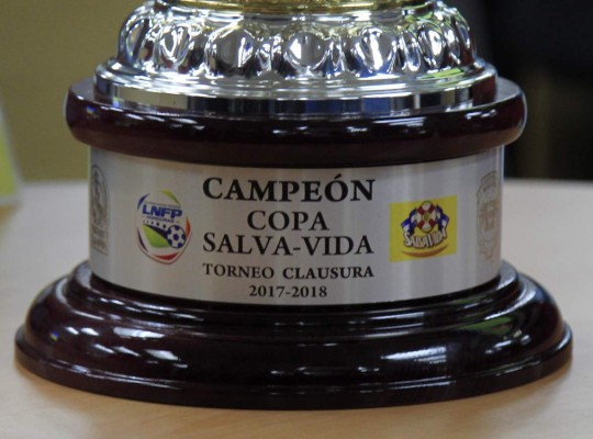 ¡LINDAS! Las espectaculares chicas que custodian la Copa Salva Vida