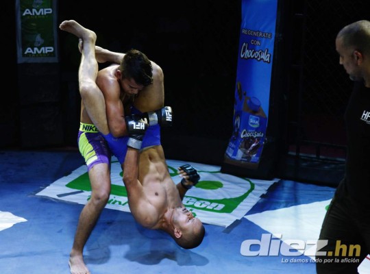 Vibrantes peleas en novena edición HFL de artes marciales mixtas en Expocentro