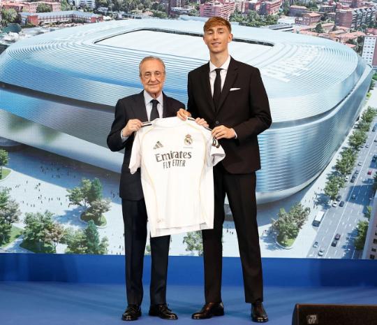 Real Madrid presentó a Huijsen: su contrato, el dorsal que eligió y ya es el defensor más caro en la historia del club