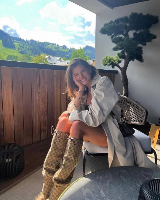 ¡Es 26 años menor! Así fue captado ex futbolista con su nueva novia y amiga de su hijo que murió