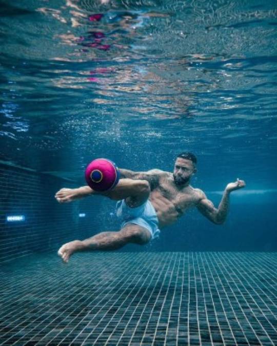 Bajo el agua, con perros y nuevo look: Así entrenan Memphis Depay y Haaland para la nueva temporada