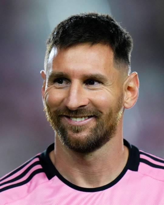 Beso a Messi, lindo gesto de Leo con Newell’s y el jugador que se llevó la camisa del “10” en su partido más especial