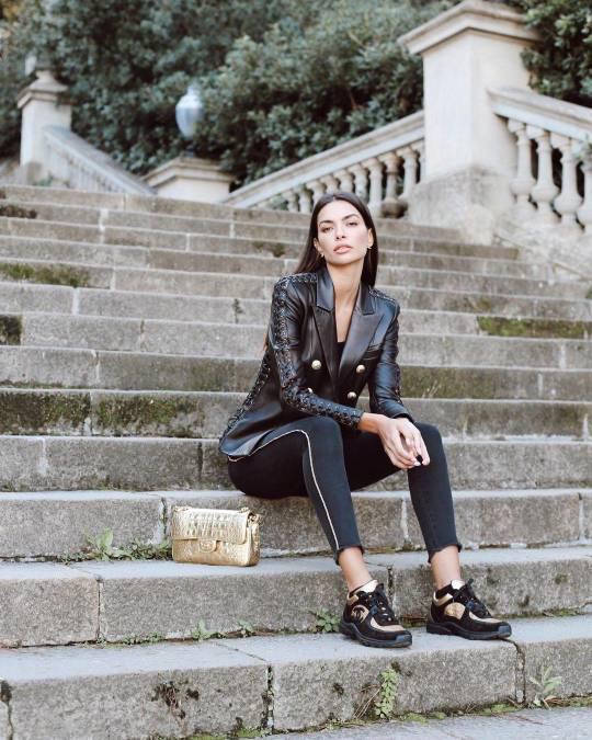 Dejó a estrella del fútbol tras un polémico caso y por infiel; ahora aparece besándose con otra chica