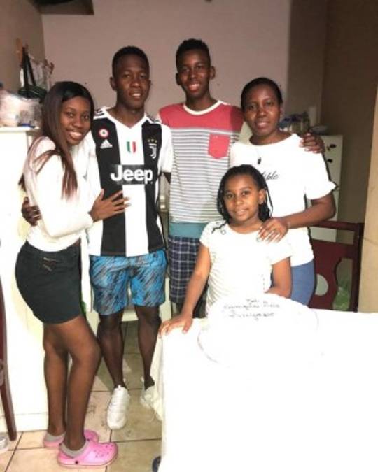 Alex Güity y Ricky Barrios se unen para sostener a su madre y hermanos en esta crisis