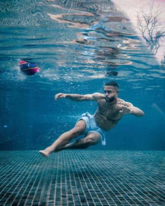 Bajo el agua, con perros y nuevo look: Así entrenan Memphis Depay y Haaland para la nueva temporada