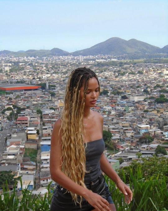 La sexy modelo brasileña que amenaza con dejar a Shakira sin Lewis Hamilton: “El piloto está jugando a las dos bandas”