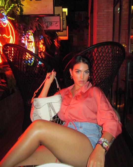 “Enseñó de más”: Georgina Rodríguez provoca escándalo y esto hicieron con la foto que aparece junto a Cristiano Ronaldo