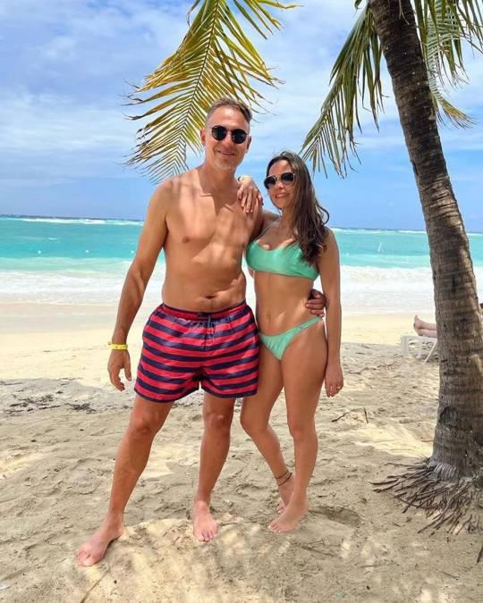 La Tota Medina llega a Cayos Cochinos en Islas de la Bahía muy bien acompañado, pero ¿qué pasó con el Victoria?