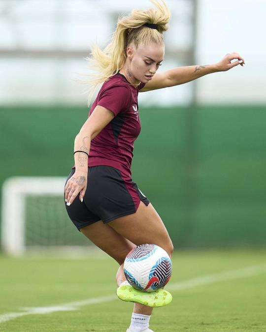 Alisha Lehmann toma inesperada decisión tras recibir una oferta de 100 mil dólares por un nuevo trabajo fuera del fútbol