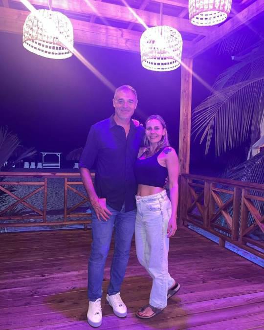 La Tota Medina llega a Cayos Cochinos en Islas de la Bahía muy bien acompañado, pero ¿qué pasó con el Victoria?