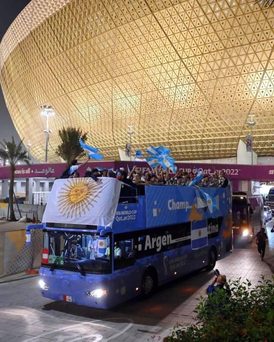 Camellos, alcohol y jeques: La exuberante caravana de la selección de Argentina en las calles de Doha