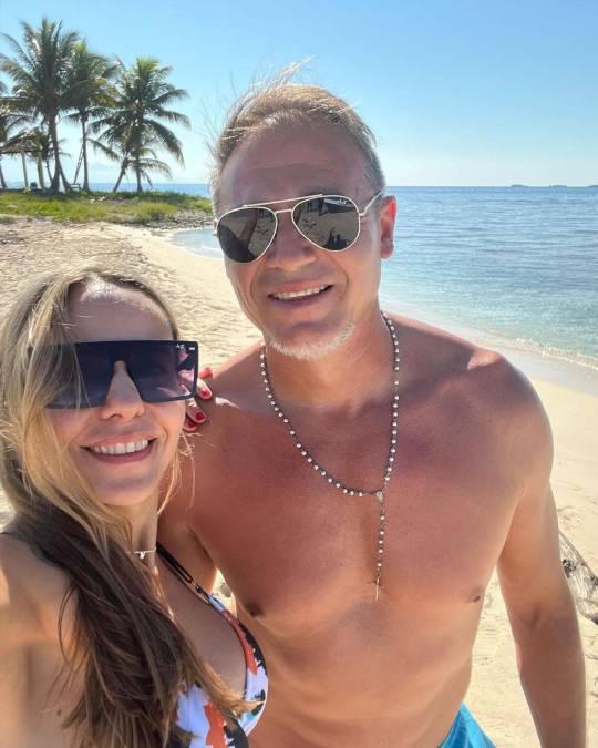 La Tota Medina llega a Cayos Cochinos en Islas de la Bahía muy bien acompañado, pero ¿qué pasó con el Victoria?