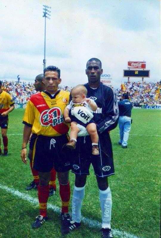 Rodrigo Cordero y Lester Morgan en la previa de un partido del Herediano.