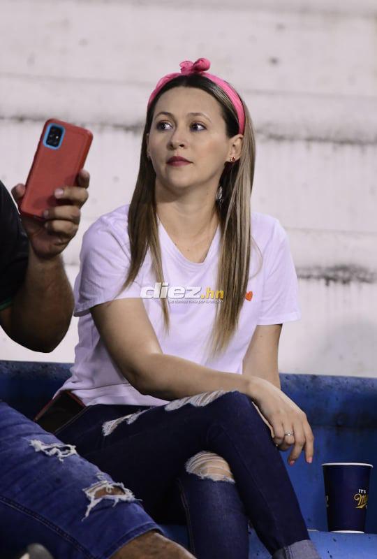 Semifinal llena de bellezas: Las hermosas chicas que engalanaron el Olímpico en el derbi sampedrano