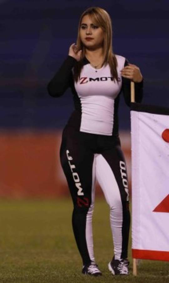 FOTOS: La colocha que paralizó el Olímpico con un atuendo demasiado ajustado