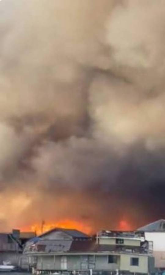 ¡Zozobra! Voraz incendio consume alrededor de 40 viviendas en la isla de Guanaja