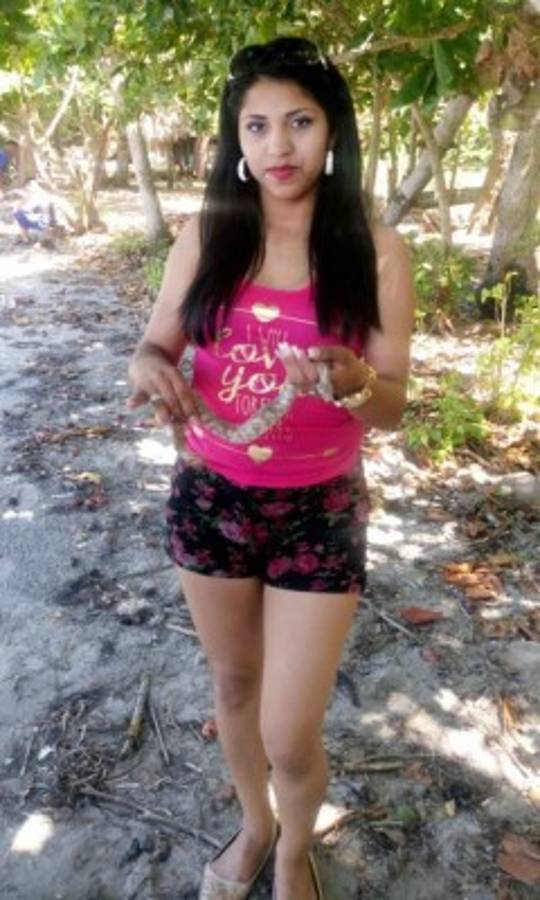 La guapa Policía que combina su trabajo dando seguridad y jugando al fútbol