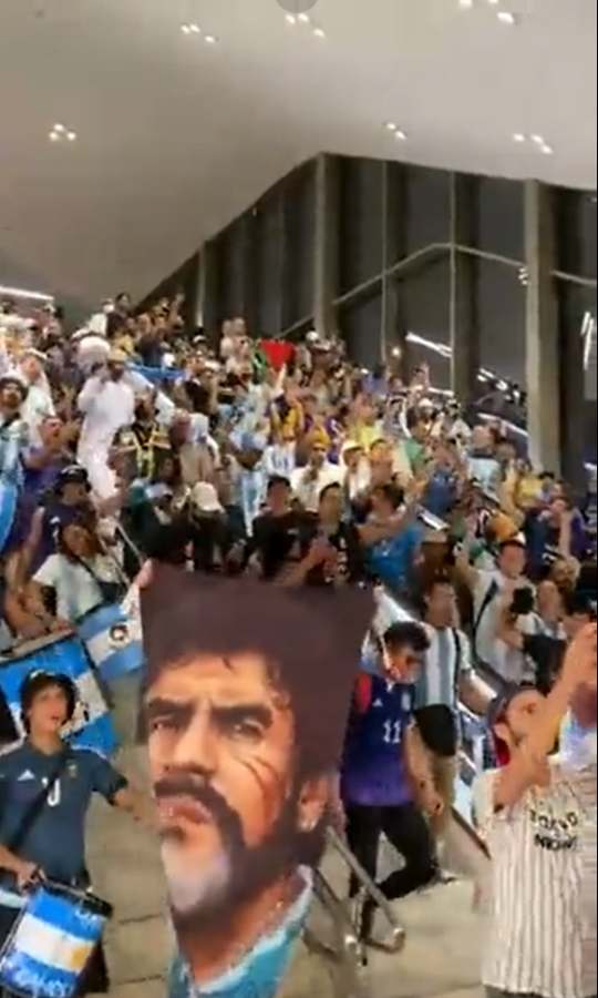 ¡Vibrante previa! Un mono predijo el ganador del Argentina - Croacia y vuelan la camiseta más grande del mundo