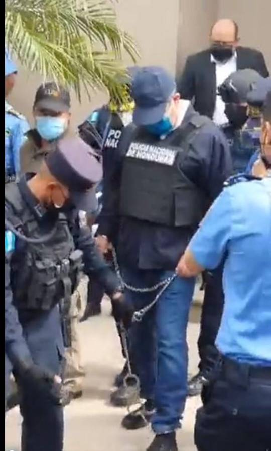 En camionetas de la DEA, “enchachado” de pies y manos y con chaleco antibalas: Las fotos del expresidente Juan Orlando Hernández tras ser capturado en Tegucigalpa