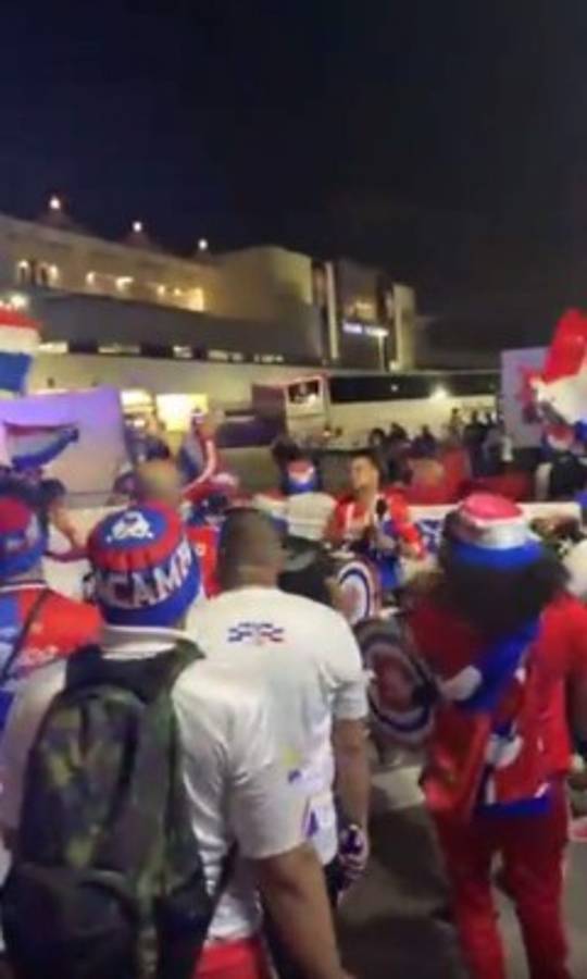 ¡Espectacular banderazo! Afición del Olimpia visitó las afueras del Exploria Stadium para alentar a su equipo