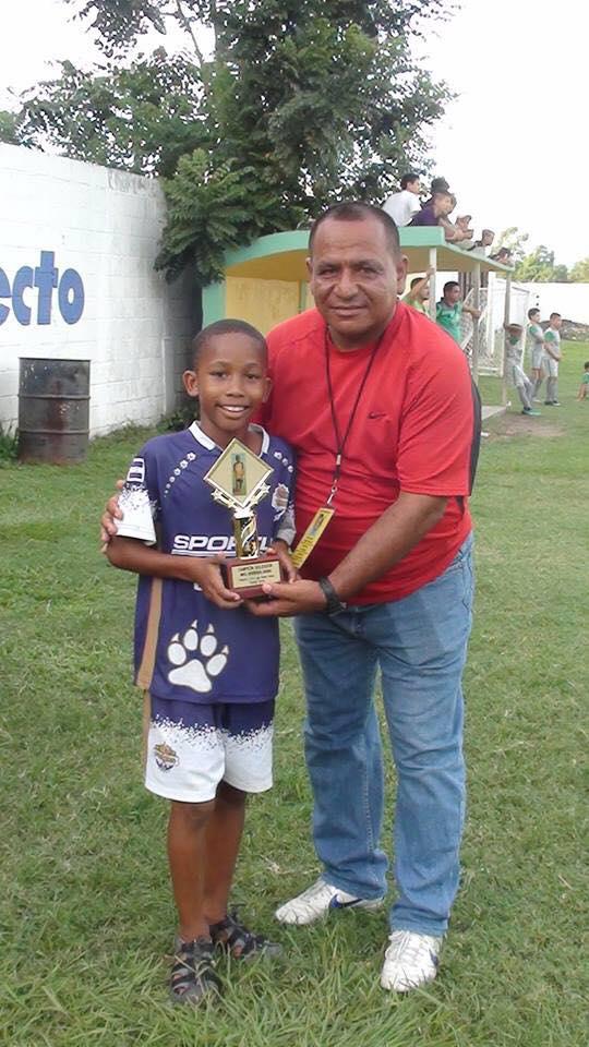 Mike Arana: Creció en barrio violento, jugará con futbolista que admira y lloró con la convocatoria de Honduras
