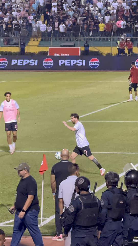 Afición hondureña comparte las mejores fotografías que le tomó a Messi en el estadio Olímpico de San Pedro Sula