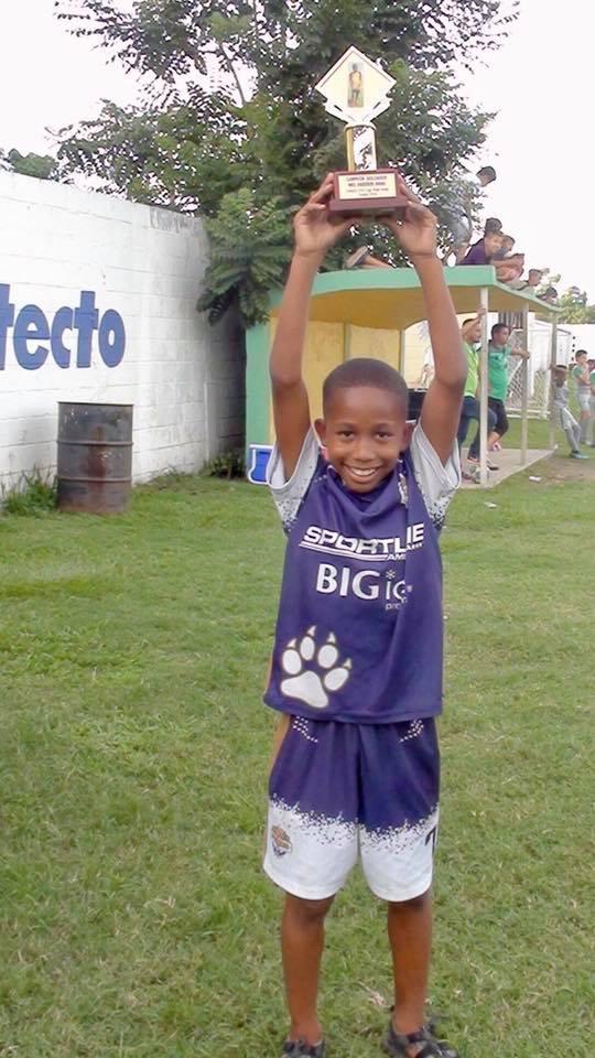 Mike Arana: Creció en barrio violento, jugará con futbolista que admira y lloró con la convocatoria de Honduras