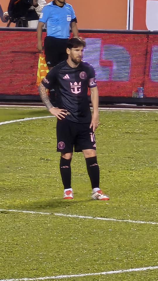 Afición hondureña comparte las mejores fotografías que le tomó a Messi en el estadio Olímpico de San Pedro Sula