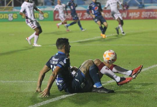 Lucas Campana comparte la delantera con Agustín Auzmendi.