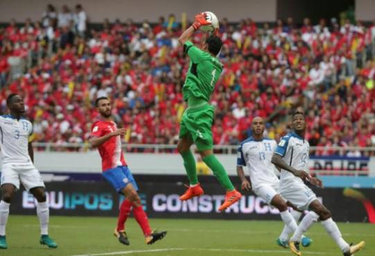 Costa Rica's goalkeeper Keylor Navas (C) grabs the ball during their 2018 World Cup qualifier football match against Honduras in San Jose, on October 7, 2017. / AFP PHOTO / Jorge RENDON
