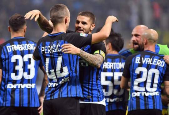 Milan (Italy), 15/10/2017.- Inter Milans forward Mauro Emanuel Icardi (R) celebrates with teammate forward Ivan Perisic after scoring during their Serie A soccer match at the Giuseppe Meazza stadium in Milan, Italy, 15 October 2017. (Italia) EFE/EPA/Daniel Dal Zennaro