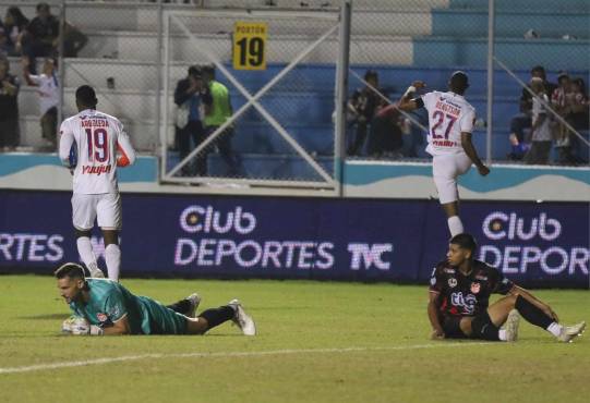 Jerry Bengtson festeja su triplete con la afición de Olimpia en el Nacional Chelato Uclés. FOTO: Estalin Irías.