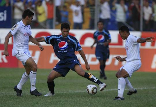 En el Clausura 2009-2010, dirigidos por el colombiano ‘Piscis’ Restrepo, Olimpia logró por primera vez vencer a Motagua en finales.
