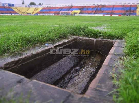 ¡INUNDADO! El estadio ceibeño se ha convertido en un verdadero pantano
