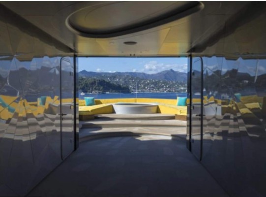 Increíble: El superyate del multimillonario dueño del Tottenham que tiene hasta cancha de tenis