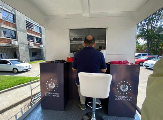 Cabinas móviles se instalan en El Salvador para realizar pruebas de coronavirus