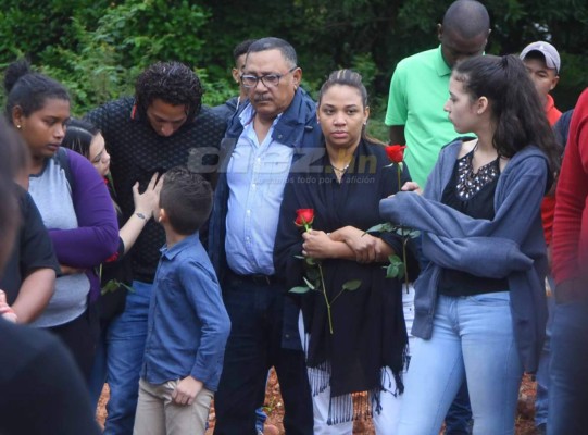 Las desgarradoras imágenes del sepelio de la madre de Kevin Hernández